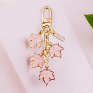 Настраиваемый позолоченный цинковый сплав литой брелок эмалевый красный кленовый лист для сумок с УФ-печатью - Product Image 2