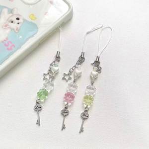 Lindos amuletos para teléfono de trébol de la suerte hechos a mano, llavero de cristal, llavero de cuentas dulce y femenino, colgantes para bolso Y2K - Product Image 4