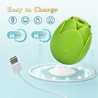 Lotus est en train de lécher la tige vibrante. Stimulateur clitoridien rechargeable par USB avec chargeur magnétique, étanche IPX7, 7 modes