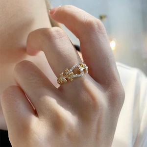 Anelli di Lusso con Fibbia a Ferro di Cavallo Placcata Oro e Diamanti, Anello Intrecciato Regolabile con Zirconia Cubica per Donne e Ragazze - Product Image 5