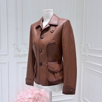 Kurze, taillierte braune Schafsleder-Damenjacke im französischen Vintage-Stil mit einzigartigen Taschen für den urbanen Alltag