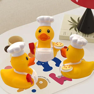 بطة مطاطية مخصصة للطبخ بحجم 3 بوصات، لعبة حمام تعليمية عائمة للأطفال تصدر صوتًا - Product Image 4