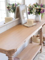 Table console en bois massif de style campagnard avec 2 étagères et 2 tiroirs en finition chêne blanchi, écologique et durable