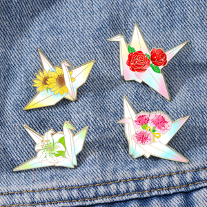Broches en émail souple personnalisées en gros, motif grue d'<span class=keywords><strong>origami</strong></span> et fleur, imprimées UV, plaquées or, broches en métal motif grue de papier, accessoire floral en stock - Product Image 2