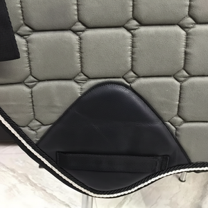 Manta de silla de montar de gamuza premium de lujo con interior de malla de secado rápido, diseñada para un ajuste cómodo en todos los tamaños. - Product Image 1