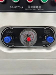 1 년 보증 IP55 보호 380V 전압 제어 기능을 갖춘 BAOPIN BP-8170-A 실험실 유압 프레스 기계 장비 - Product Image 5