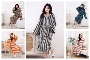 Jubah Mandi Tebal Berukuran Besar Berkerudung Motif Garis Bahan Coral Fleece untuk Musim Gugur/Dingin/Semi, Elegan, Panjang Selutut, Pakaian Tidur Mewah dan Hangat - Product Image 6