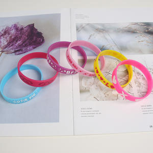 Bracelet en silicone imprimé à motif coloré Cadeau de la Saint-Valentin avec impression de texte - Product Image 2