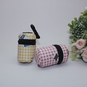 Distributeur portable de sacs à déjections pour animaux en tissu avec fermeture éclair, support de sacs à crottes de chien à clipser, motif à carreaux, accessoire de voyage mignon - Product Image 4