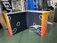 Stand de kiosque d'affichage de salon commercial de 10x10 pieds avec comptoir de réception en bois en forme de L pour la publicité