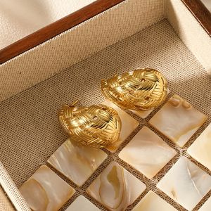 Boucles d'oreilles clous QX plaquées or 18 carats, tendance, texturées et entrelacées, en acier inoxydable, bijoux de fête pour femmes - Product Image 4