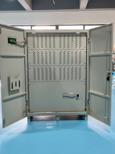 Stabilisateur <span class=keywords><strong>de</strong></span> <span class=keywords><strong>tension</strong></span> triphasé ±1% Servo 100 kVA pour station d'énergie photovoltaïque 380 V pour électromécanique 100 kW - Product Image 3