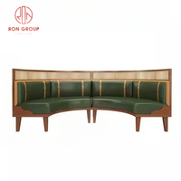 Ensemble de meubles de restaurant commercial banquette canapé incurvée en cuir avec table ronde en bois et chaises en rotin design tissé