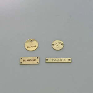 Etiqueta <span class=keywords><strong>de</strong></span> metal con logotipo chapado en oro <span class=keywords><strong>para</strong></span> <span class=keywords><strong>ropa</strong></span>, bolsos <span class=keywords><strong>para</strong></span> zapatos, <span class=keywords><strong>etiquetas</strong></span> <span class=keywords><strong>de</strong></span> <span class=keywords><strong>seguridad</strong></span> <span class=keywords><strong>de</strong></span> goma duraderas <span class=keywords><strong>para</strong></span> <span class=keywords><strong>ropa</strong></span>, bolsos y zapatos grabados - Product Image 1
