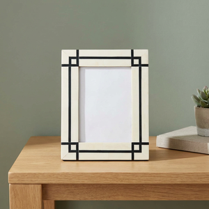 Marco de Fotos Geométrico Moderno en Blanco y Negro, de Resina, Vertical, con Soporte de Cabecera, para Escritorio, Personalizable - Product Image 1