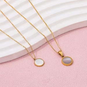 Collier en acier inoxydable plaqué or 18 carats avec pendentif rond élégant en forme de coquillage, bijoux fantaisie personnalisés, vente en gros - Product Image 4