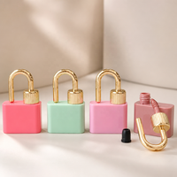Flacon de brillant à lèvres liquide brillant personnalisé, style cadenas, avec chaîne dorée/argentée, capacité 8 ml, simplicité moderne, facile à transporter, petit pinceau