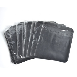 Chiffon de nettoyage en microfibre noir avec logo en relief personnalisé <span class=keywords><strong>pour</strong></span> <span class=keywords><strong>lunettes</strong></span> de soleil bijoux de verres - Product Image 5