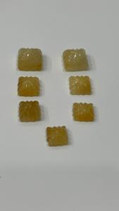 Zafiro amarillo tallado a mano Diseño de forma cuadrada de piedras preciosas Tallas florales sueltas de zafiros amarillos naturales - Product Image 2