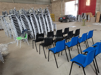 Chaise en plastique empilable moderne et durable avec pieds en métal pour l'école, la formation, le bureau à domicile et les événements