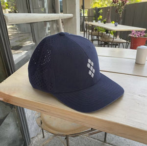 Casquette de <span class=keywords><strong>golf</strong></span> personnalisée OEM Casquette de baseball légère à <span class=keywords><strong>5</strong></span> panneaux découpée au laser Design incurvé sportif pour plusieurs occasions et casquette de camion pour adulte - Product Image 1