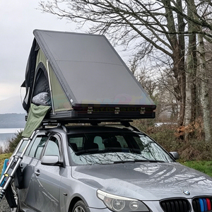 Carpa de techo para coche, de aluminio, para 3 o 4 personas, para camping, senderismo y actividades al aire libre, tipo Dachzelt triangular, con carcasa rígida y escalera. - Product Image 2