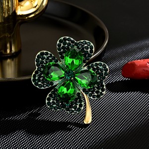 Trâm cài áo hình cỏ bốn lá bằng đồng đính kim cương sang trọng, thanh lịch, màu xanh lá cây, phụ kiện cao cấp cho vest. - Product Image 3