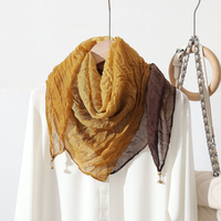 Écharpe carrée plissée unie avec boucle magnétique, élégante et polyvalente, pour une protection du cou chaude et stylée