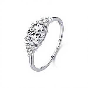 HUIYUE <span class=keywords><strong>Anello</strong></span> in Moissanite Geometrico Super Brillante <span class=keywords><strong>da</strong></span> <span class=keywords><strong>1</strong></span> <span class=keywords><strong>Carato</strong></span>, Placcato in Argento Sterling S925 per Donne - Product Image 1