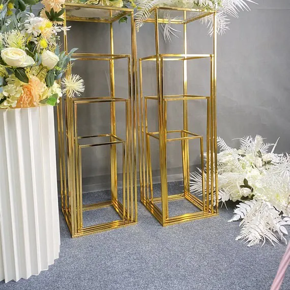Supporto per fiori in zoccolo con cornice rettangolare in metallo placcato oro lucido per la decorazione del centrotavola per eventi per feste di matrimonio