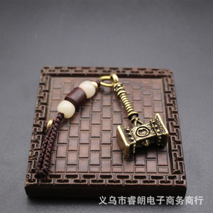 Llavero con Colgante de Martillo de Latón Vintage, Adorno para Coche, Decoración de Escritorio, Regalo Creativo - Product Image 1