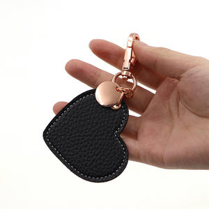 سلاسل مفاتيح جلدية جديدة بالجملة قابلة للطباعة والنقش، حلقات مفاتيح جلدية مخصصة على شكل قلب مع زخرفة معدنية - Product Image 4