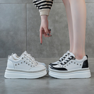 Baskets blanches à plateforme haute pour femmes, nouveau style printemps 2026, légères, polyvalentes et confortables, chaussures à semelles souples - Product Image 1