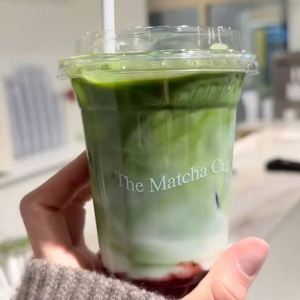Gobelets à café transparents imprimés sur mesure en gros, jetables, 16 oz, en plastique PET avec couvercles et pailles personnalisés pour le matcha - Product Image 1