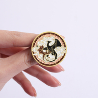 Broche en émail Dragon Noir de Fantasy Book, Dragon Magique Mystérieux, Broche de Bibliophile, Badge de Revers, Bijou, Cadeau, Vente en Gros