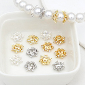 ลูกปัดเว้นระยะลายดอกไม้ฉลุลายประดับเพชรซิร์คอนเคลือบทอง 14k รักษาสีได้ พร้อมอุปกรณ์ทำสร้อยลูกปัดสำหรับงาน DIY - Product Image 4