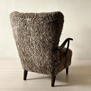 Fauteuil lounge capitonné en peau de mouton et fourrure de mouton, style Mid-Century, fabriqué sur mesure par une menuiserie danoise, avec dossier ailé, garantie 10 ans - Product Image 6