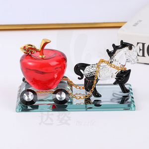 Adorno de Cristal para Coche con Forma de Manzana Roja Tirada por Caballos, Regalo Decorativo de Lujo para el Interior del Coche - Product Image 3