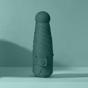 Vendez le meilleur parapluie en gros de mini capsule de lumière de poche de protection contre les UV 5 fois paraguas logo personnalisé dans une boîte rigide - Product Image 2