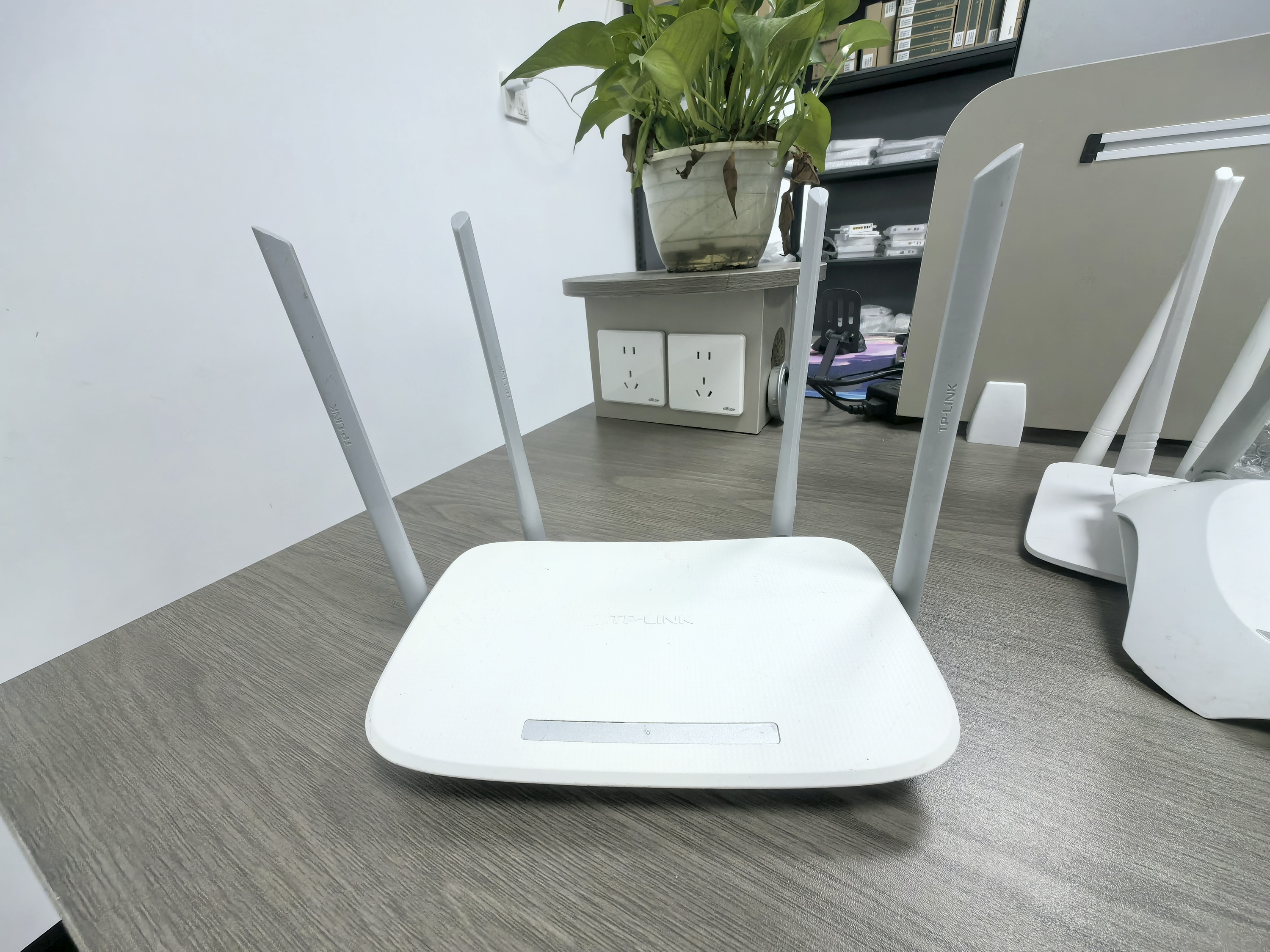 TP-Link 5620 Dual-Band AC1200 Wireless Router 4x 5dBi Antennas 1000Mbps Max LAN Data QoS Firewall 4G Access Point FTTH SC Single