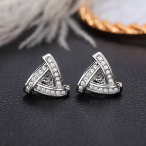 Orecchini a Perno con Zirconi Taglio Baguette a Triangolo per Donne, Gioielli Eleganti e Scintillanti per Uso Quotidiano - Product Image 1