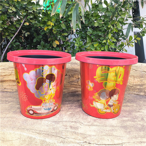 Cubo de basura cilíndrico rojo con pegatinas para uso en interiores y exteriores, contenedor de residuos de una sola capa de 290 g - Product Image 4