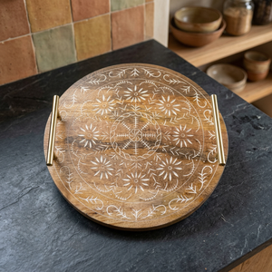 Bandeja de Madera Hecha a Mano Estilo Mid-Century, Ecológica, para Servir Café, Acabado Pulido, Asas Doradas, Apta para Lavavajillas y Microondas - Product Image 1