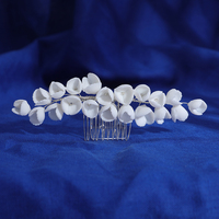 Handgefertigtes Vintage-Set aus weißem Keramik- und Perlenblumen-Haarkamm und Ohrringen für Frauen.