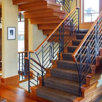 Escalier flottant empilé sur mesure avec structure en bois et marches en bois massif pour les intérieurs de villas haut de gamme