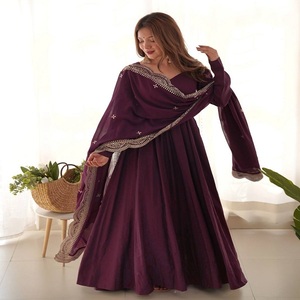 Robe Anarkali élégante en tissu Romansilk pour femmes, robe longue évasée de créateur, tenue indienne pour mariage, fête ou festival - Product Image 1