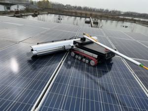 Hochwertiger Reinigungsroboter für Photovoltaik-Solardächer mit Motorisierter Rollbürste für Nass- oder Trockenreinigung von Solarmodulen - Product Image 3