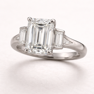 Bague en platine de haute qualité pour femmes, design intemporel de bijoux fins avec accents de diamants étincelants pour mariage - Product Image 1