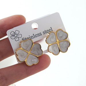 Boucles d'oreilles clous en émail marbré plaqué or 18 carats EH525 - Boucles d'oreilles en acier inoxydable, styles variés, bijoux pour femmes - Product Image 4