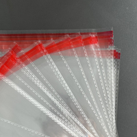 Sac cadeau transparent auto-adhésif en BOPP personnalisable de 26*36 cm pour l'emballage jetable de chaussures, vêtements et chaussettes